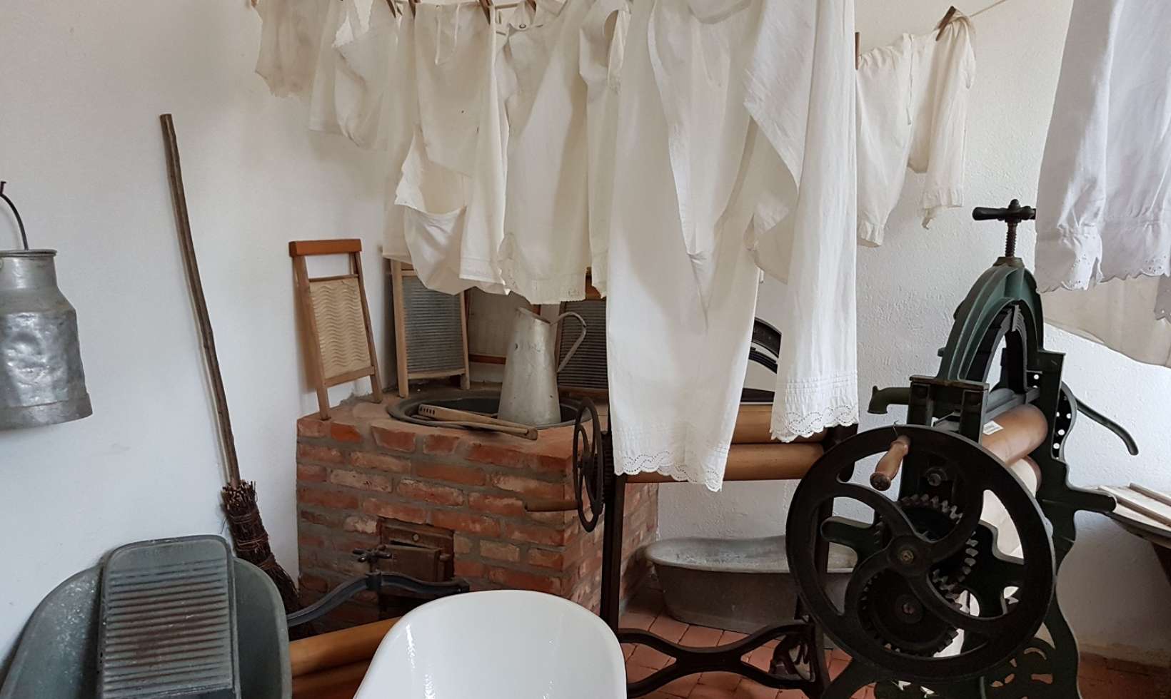 Eine alte Waschküche im Lewitzer Störtalmuseum lässt erahnen, wieviel mehr Zeit es noch vor einigen Jahrzehnten für saubere Wäsche brauchte als heute.